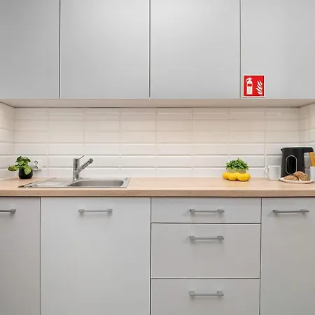 Functional & Cozy Close To The Center With Balcony By Renters דירה