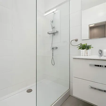 Functional & Cozy Close To The Center With Balcony By Renters